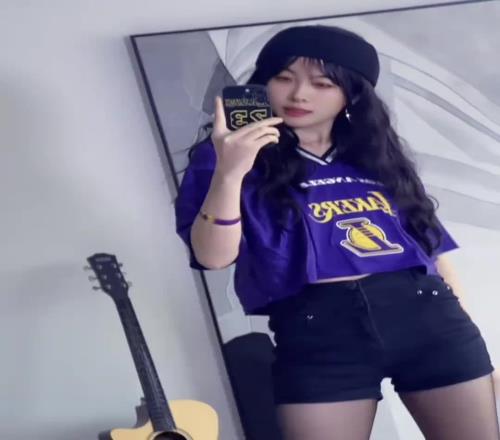 黑丝美女詹密表白詹姆斯：我爱老詹我爱湖人