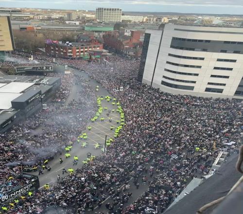 时隔70年再夺冠！纽卡夺冠游行30万人挤满街道！