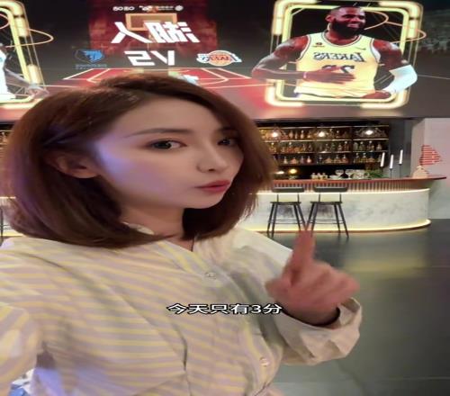赢球！湖人女主播佳依：后面魔鬼赛程就照着这场投！