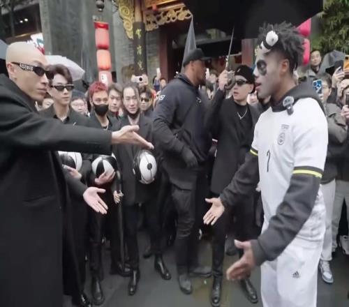 当网红F3篮团在成都偶遇甲亢哥展示国粹会是怎样画面
