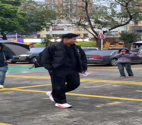 哈哈哈！黄牛推荐黄思静优惠买票进场看比赛给大哥整懵了哈