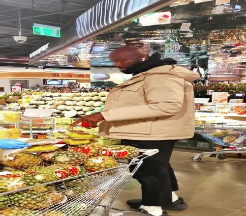 网友偶遇吉林外援琼斯逛超市：装了一车菠萝是要进货吗