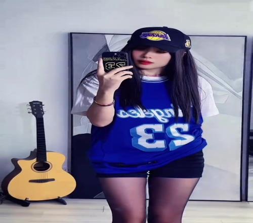 美女詹密：湖人赢火箭相当精彩最后我詹的盖帽好帅