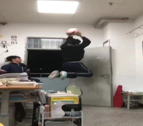 那是个稀松平常的晚自习