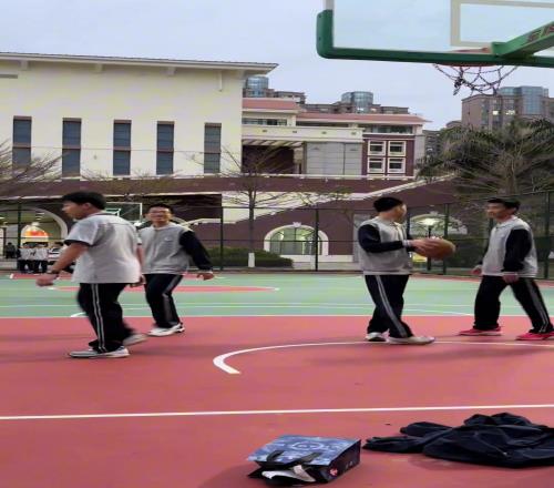 女库里某中学惊现女同学神射手连进4记三分惊呆男同学！