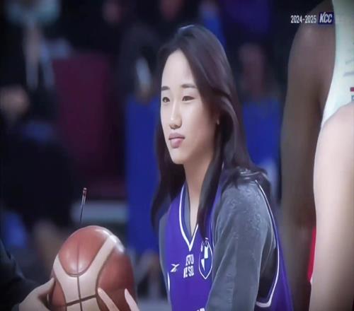 打篮球的安洗莹也是美美的！爱了爱了