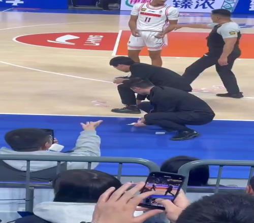 四川队球迷直接现场撒金，贝兹利捡起略显呆萌！