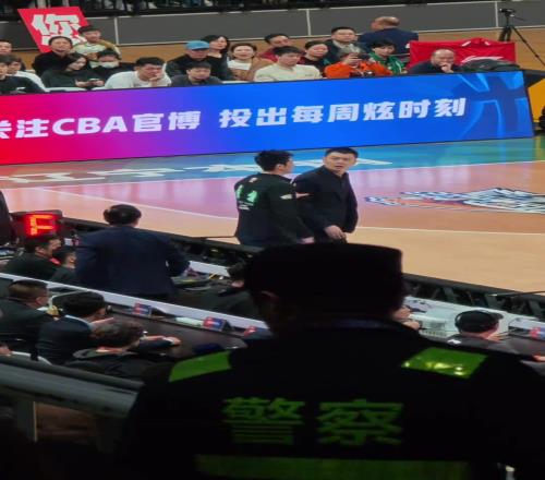 技术台工作人员指着杨鸣对骂据悉为篮协裁判主任马立军