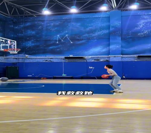不是，球咋还给美女顺走了呢哥