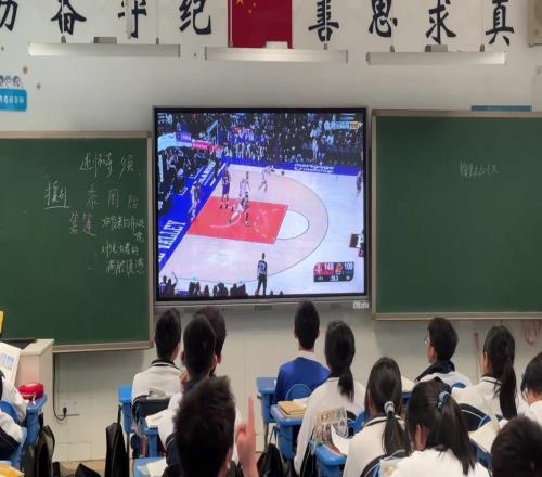 这老师太好了吧！老师在教室内大屏幕给学生播放火箭太阳大战