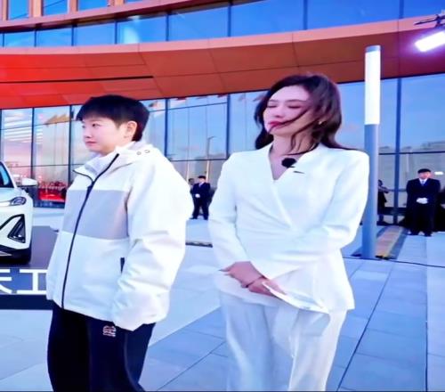 这是什么联动孙颖莎和美娜出席活动突然靠近后美娜笑了