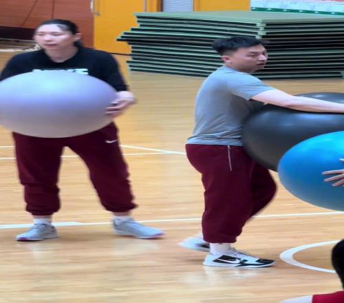 你撞球的同时，球也会给你一个反作用力，