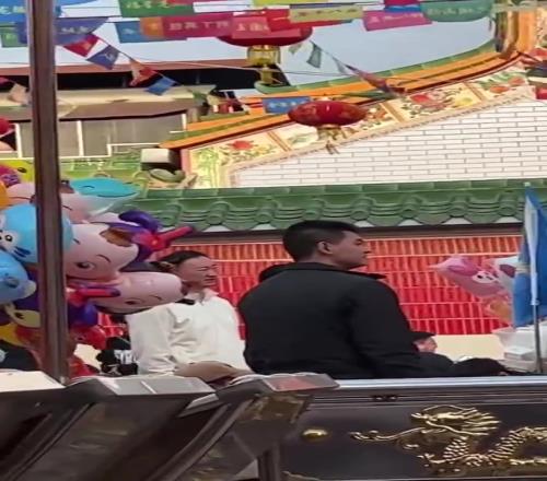 刘维伟妻子晒刘与辛莎莎游玩视频，侧面看着很一般