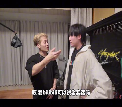 王嘉尔回应和甲亢哥打乒乓球：睡一半被人叫起来，还要吃火锅