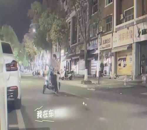 无语！老哥在车里看皇马被绝杀，结果来了俩小毛贼偷车