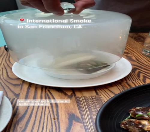 库里采访为库嫂的店打广告这家餐厅装潢&菜式看起来不错啊