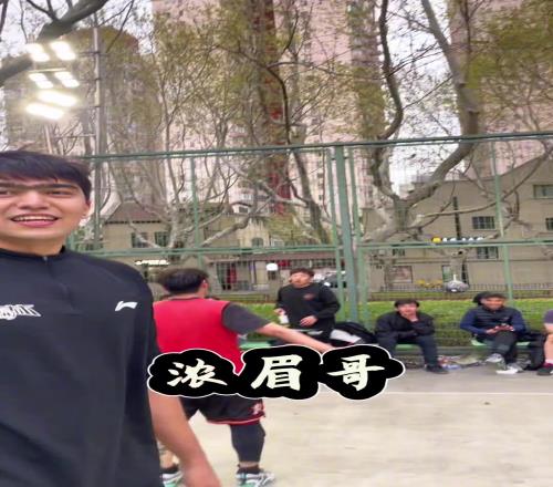 各种虐菜啊！吉林球员鲁吐布拉现身野球场打球