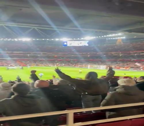 NorthLondonForever！皇马球员落寞离场，现场枪迷高歌庆祝