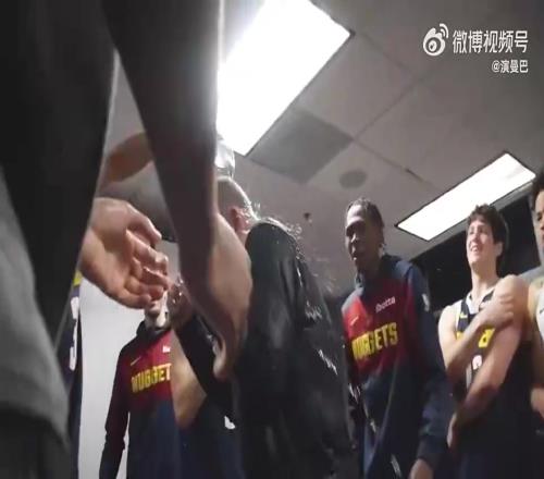 被队员疯狂泼水庆祝！重温马龙成掘金队史执教胜场第一的美好时刻
