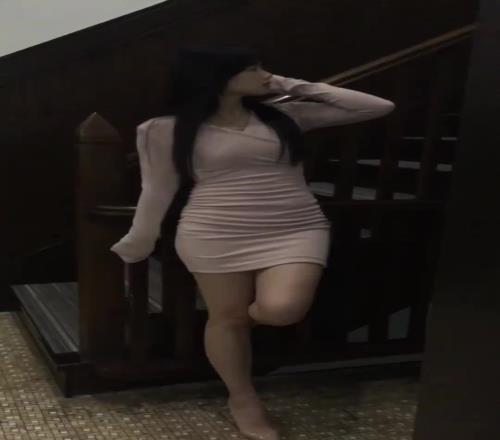 篮球网红哎呦薇超短裙小妈风穿搭满满的反差感！
