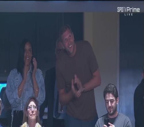 眼角还有泪！东契奇进场与湖人队友们一一拥抱，诺维茨基鼓掌力挺