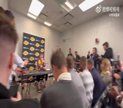 媒体室挤满记者！东契奇打趣：靠！头回见客场媒体室这么多人