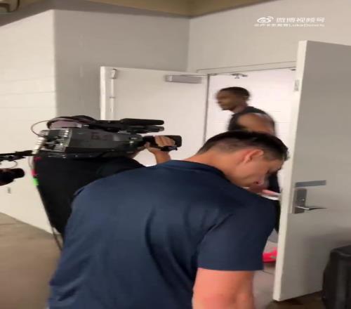 全新体验！东契奇生涯首次被护送至美航中心客队更衣室