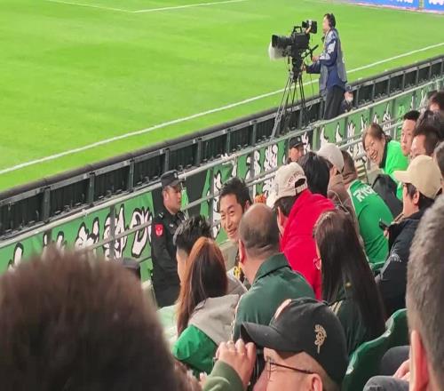 国安球迷还记得他吗网友实拍：前国安大将在工体看比赛