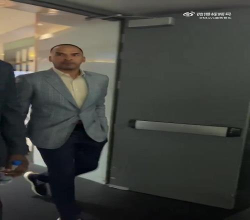 在想些啥呢独行侠GM哈里森赛后离开球馆，表情十分严肃