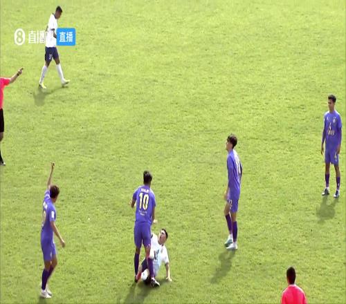 这中冠广西联合球员南云齐被犯规后直接挥拳命中对手腹部