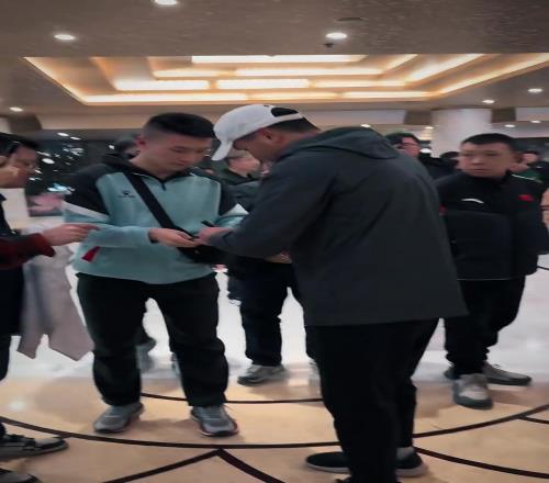 暖心，邵佳一重回国安耐心为球迷签名
