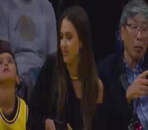 女神阿尔巴又来看湖人了，约翰传奇的妻子场边也大秀美腿