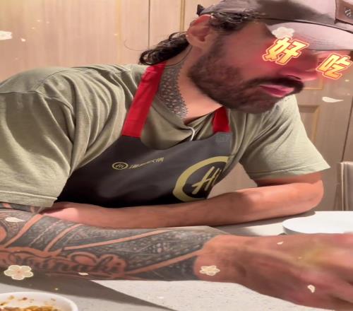 娴熟用筷子！亚当斯：我们在吃火锅我爱海底捞
