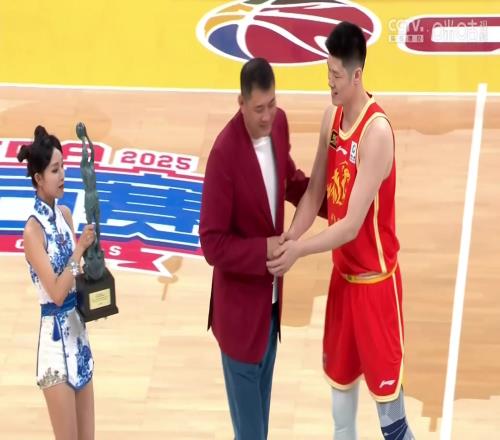广厦的MVP！胡金秋全面表现现场获颁本赛季最有价值球员