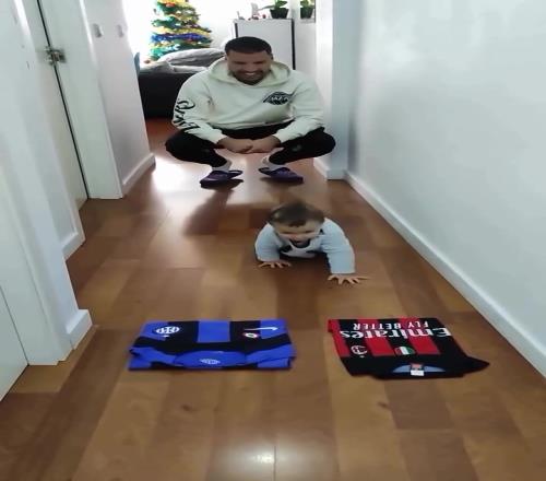 小宝宝义无反顾的选择了红黑，爸爸似乎不开心了