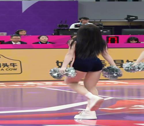 蕞红拉拉队：服装都是花里胡哨，腿长才是绝对优势