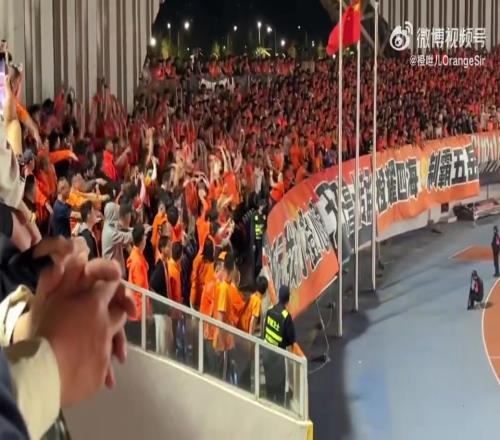 泰山球迷硬是把西海岸的主场搞成了自己的主场