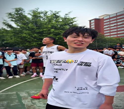 国产文班亚马1米98瘦弱小哥臂展高达2米14！突进就是暴扣
