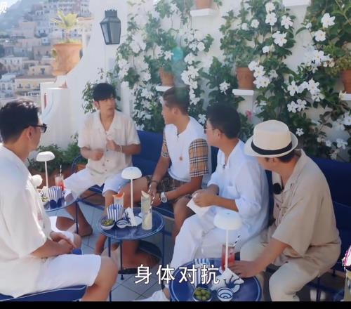 周杰伦回应戴墨镜原因网友神评：会碰撞不是养生球吗