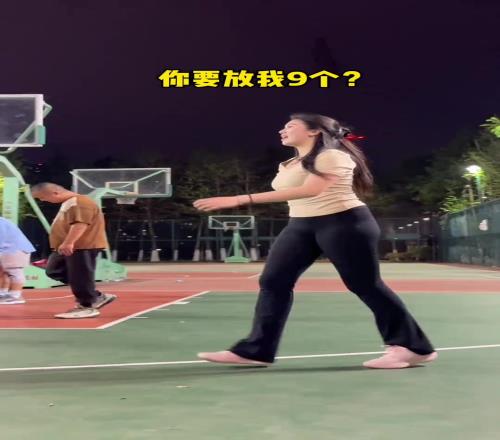 肘子姐野球场是真给防守大哥上身体对抗啊
