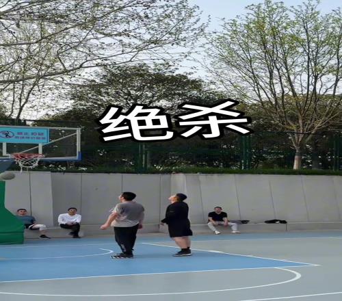 她的白色外套上居然没有一点黑手印