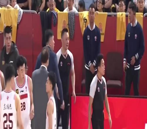 直接上国骂杜锋赛中怒喷闫军：CTMD，对面拉人违体你不判