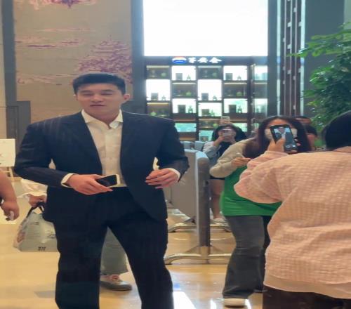 郭艾伦现身湖南长沙一身黑色西装准备参加综艺节目