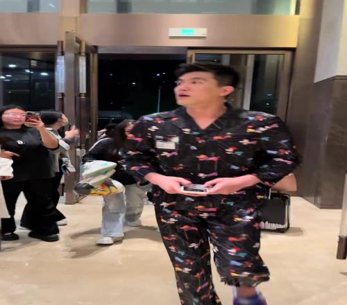 郭艾伦参加综艺节目录制怎么还穿上睡衣了呢