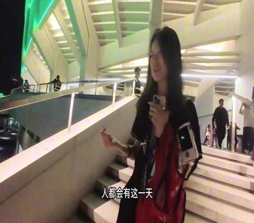 浙江美女球迷为布彭扎落泪前几天还看见他给王钰栋助攻