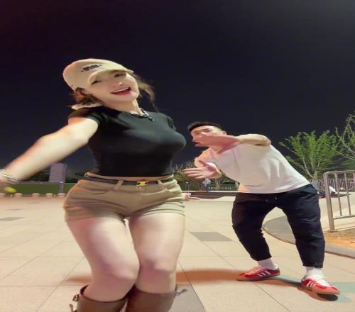 爱了！和孟博龙一起跳舞的小姐姐身材太棒了