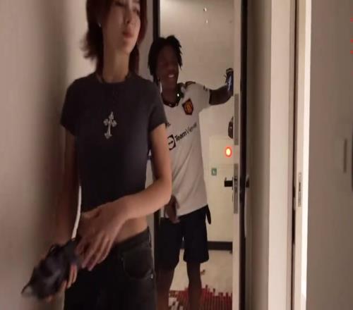 想干啥甲亢哥把日本女友带进房间，然后匆忙下播了