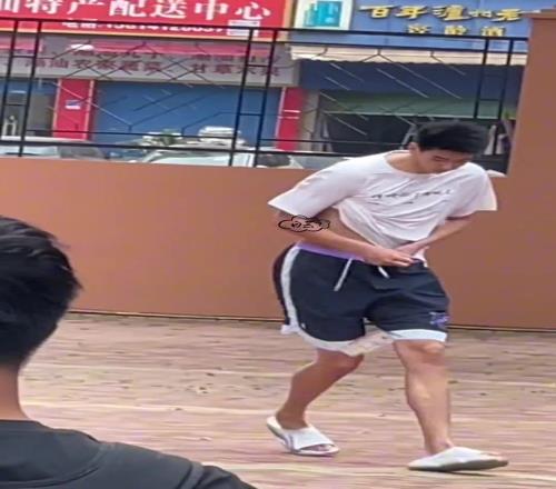 像极了急着去厕所，然后纸巾掉了又不得不捡！