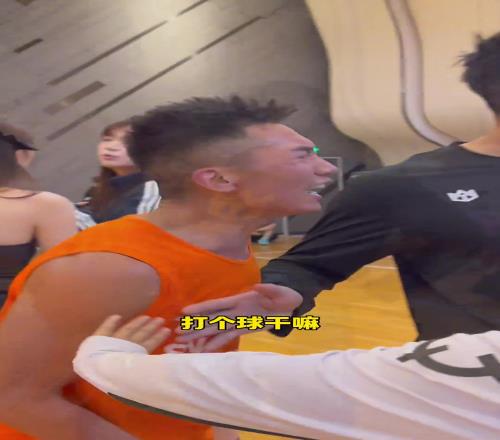 裁判小姐姐这么漂亮这哥们输球还怪女裁判问题输球又输人！