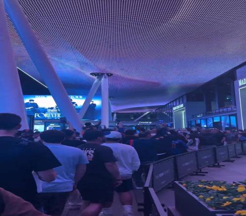 吹杨：关我啥事尼克斯G1战胜活塞后球迷在球馆外大喊法克吹杨